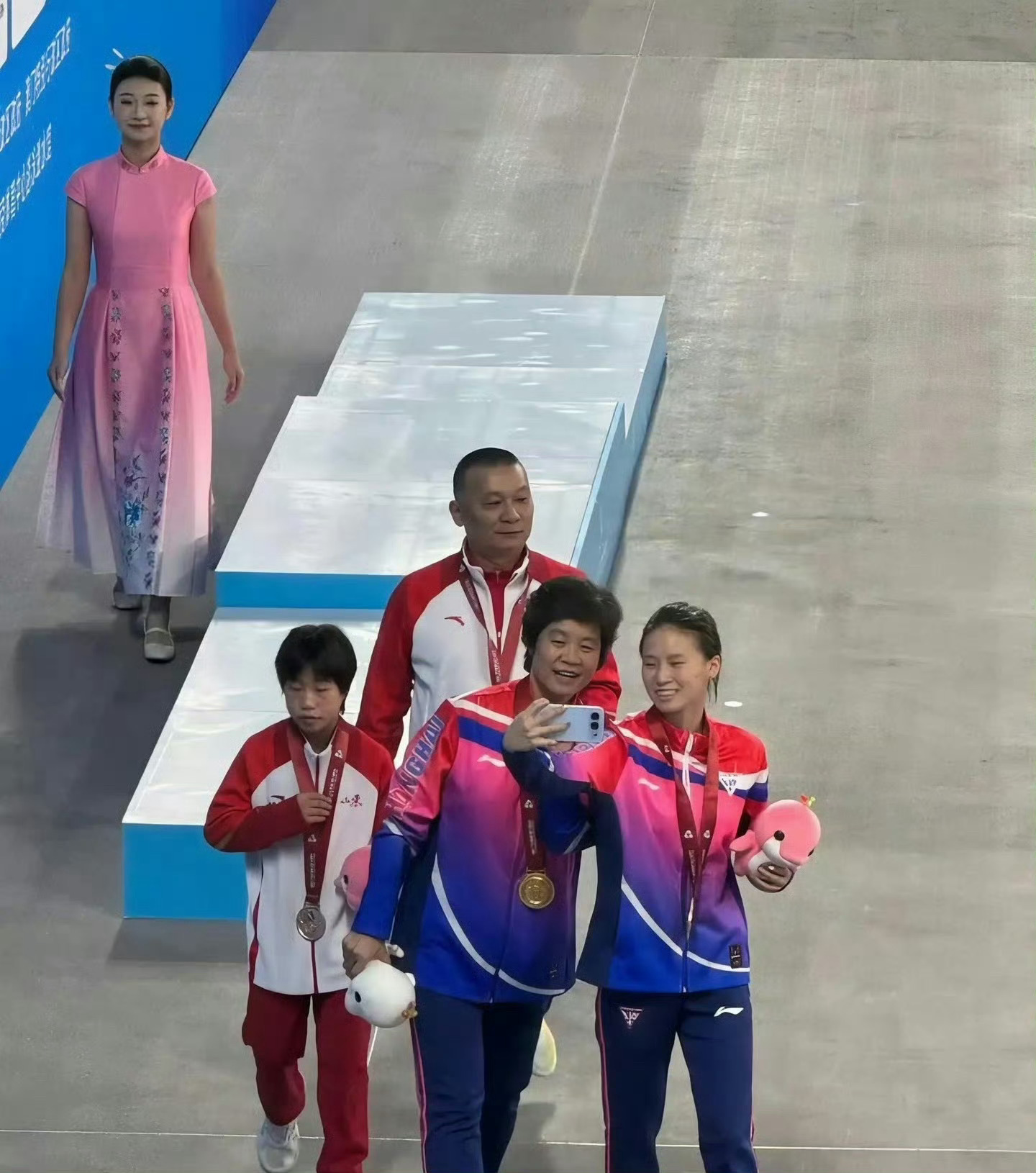 陈芋汐已经用上荣耀500新品了，摄像头模组和网上爆料出来的一致，摄像头模组为横排