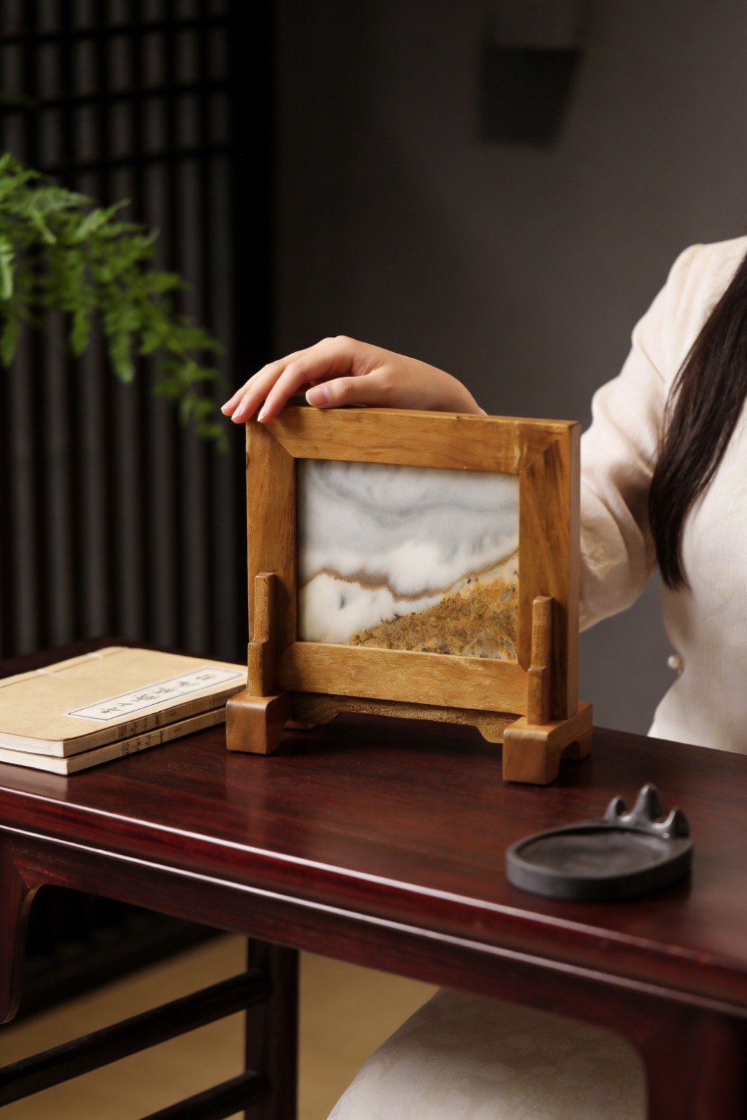 金丝楠木x云石 | 山云 · 桌屏取材金丝楠老料，器型考究，云山雾罩之感，气势磅