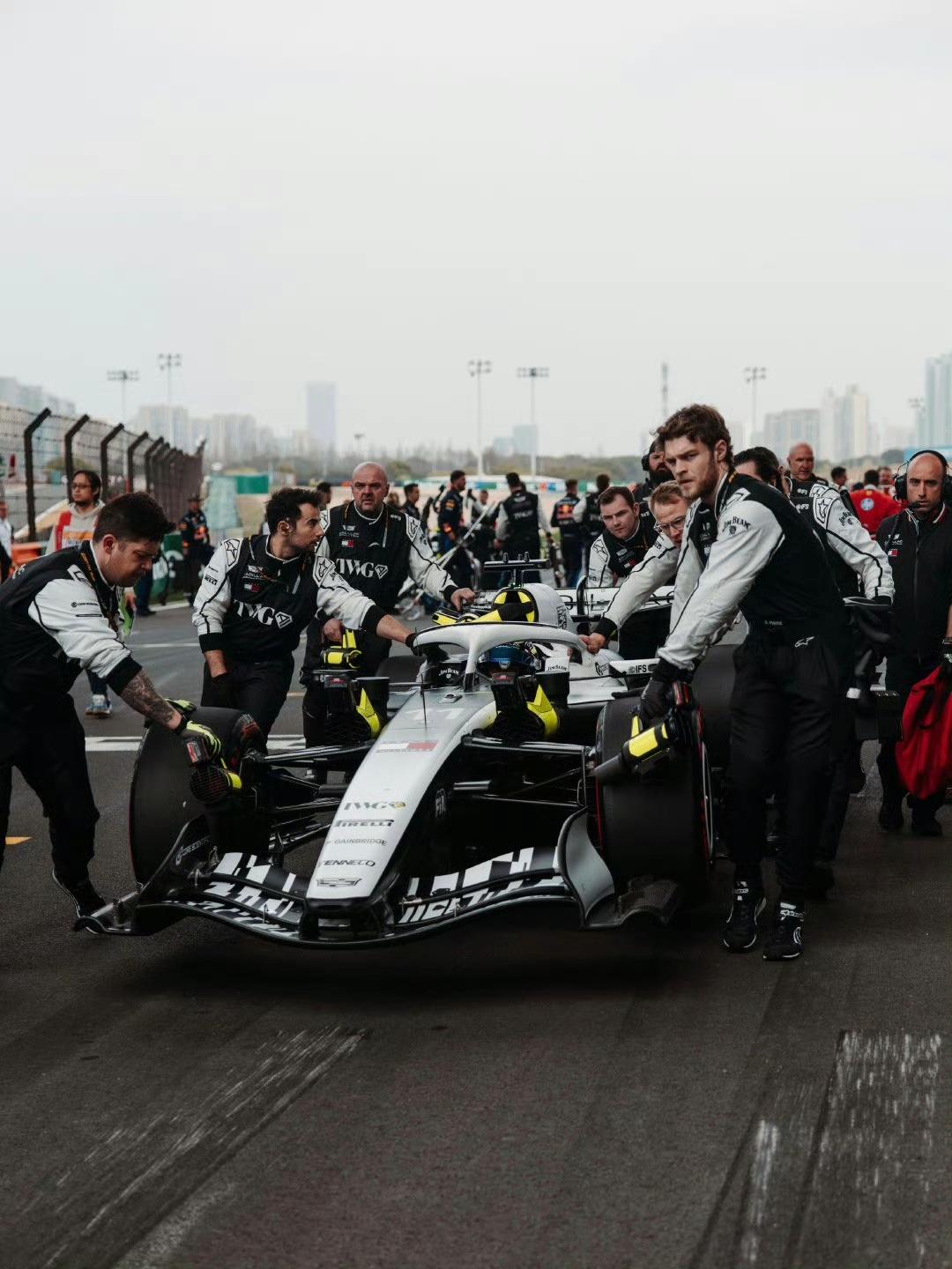 博塔斯和佩雷兹两位车手目前的状态，用一个很直接的词来形容就是：“有点生疏”。
比