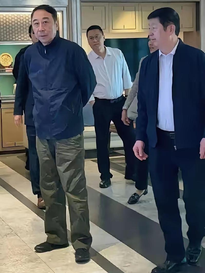 原来的冯巩还挺好，最近几年晚节不保，拍的短视频没有一个可乐的，一个相声演员不能逗