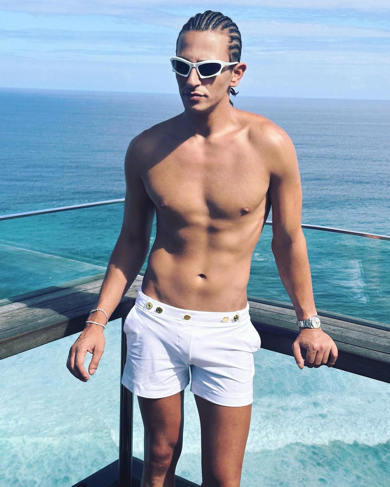 他美丽、有才华、成功，但极其谦逊和有礼貌，他叫 Aladin Ayadi（阿拉丁