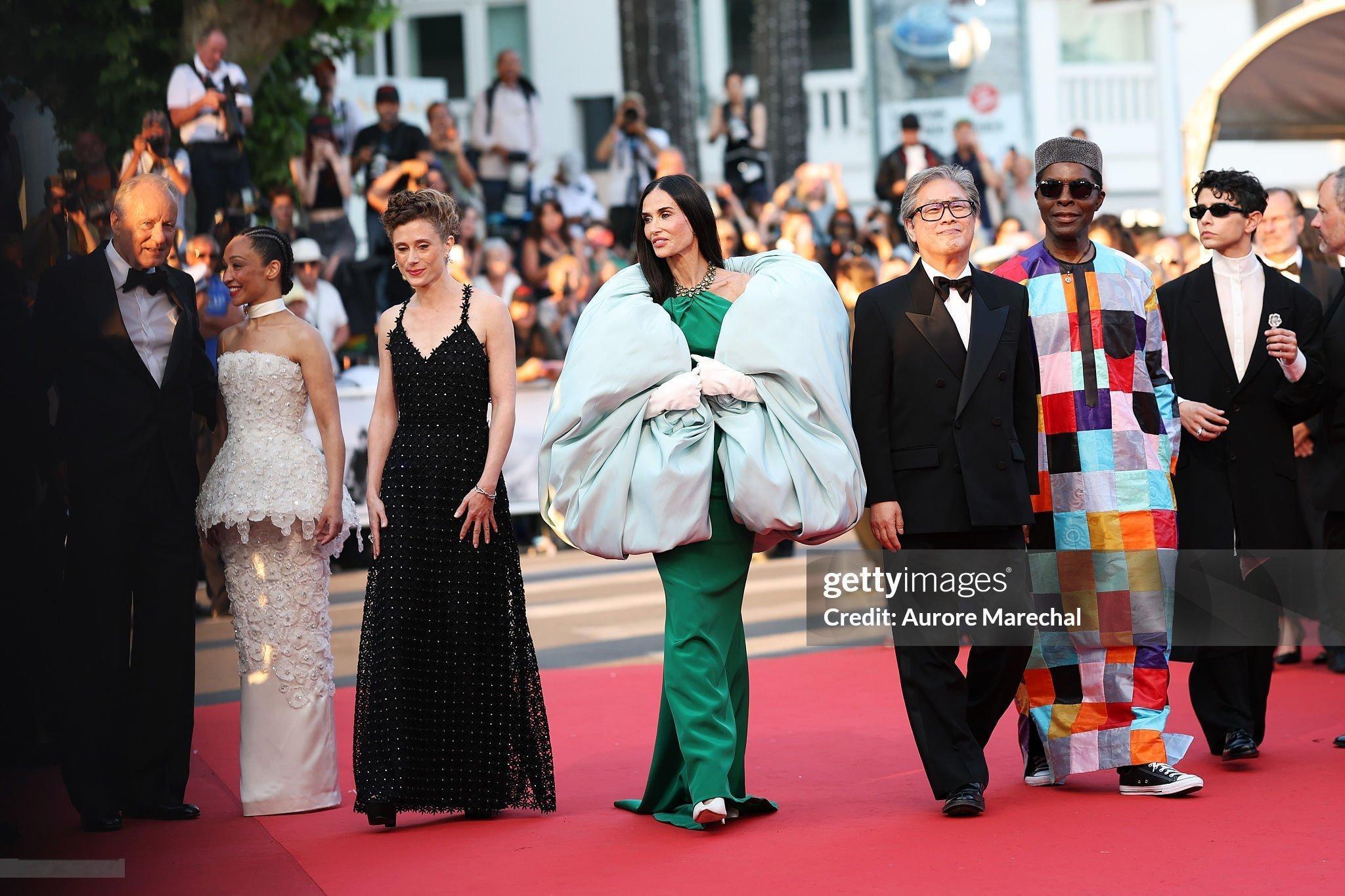 戛纳电影节红毯Pierpaolo Piccioli这套高定的袖型是宽大的黛米抬手