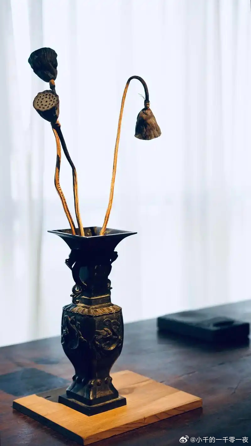 【铜铸四方兽耳花觚】此器为仿古铜方花觚，原型源自商周青铜酒觚，明清演变为文房清供