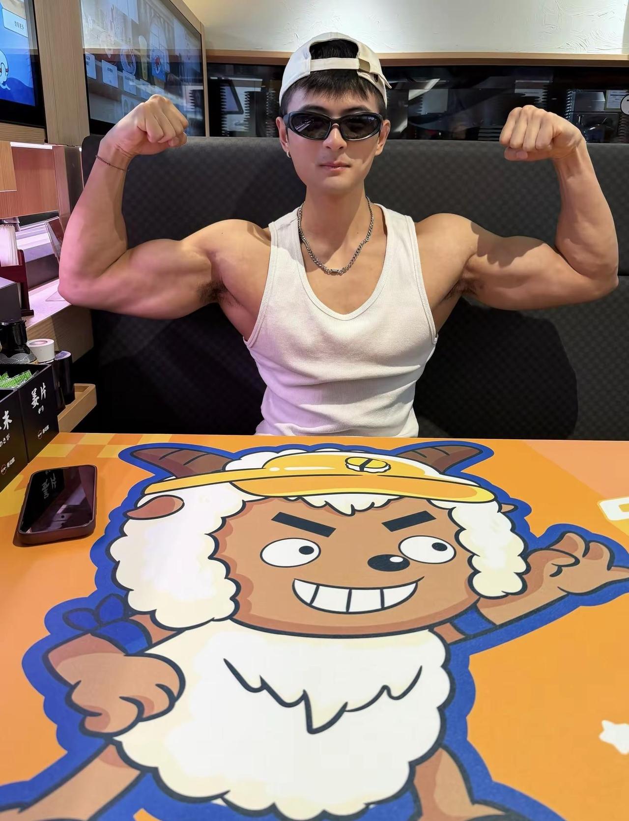 今天撞脸沸羊羊了。一张图证明你在健身 肌肉男 随拍记录生活