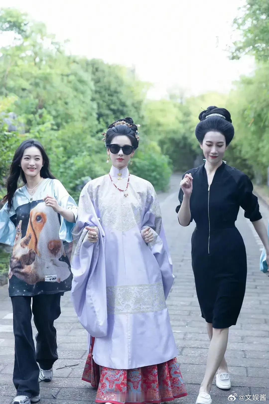 原来陈都灵这张合照旁边还有个女配被截掉了 ​​​