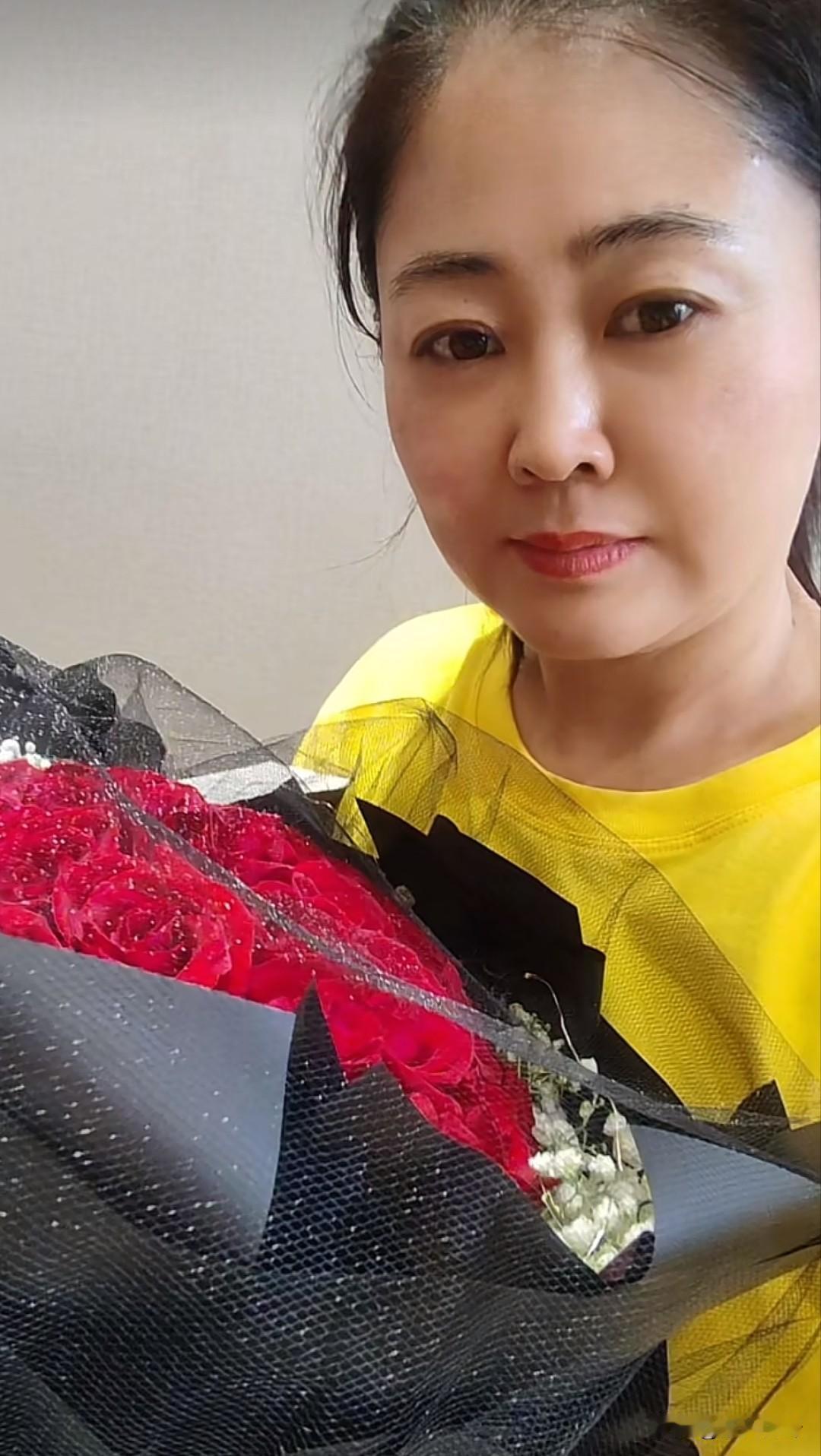51岁的单身女性还能找到真爱吗这是我的妈妈，今年刚好50岁，今天是她最幸福的时候