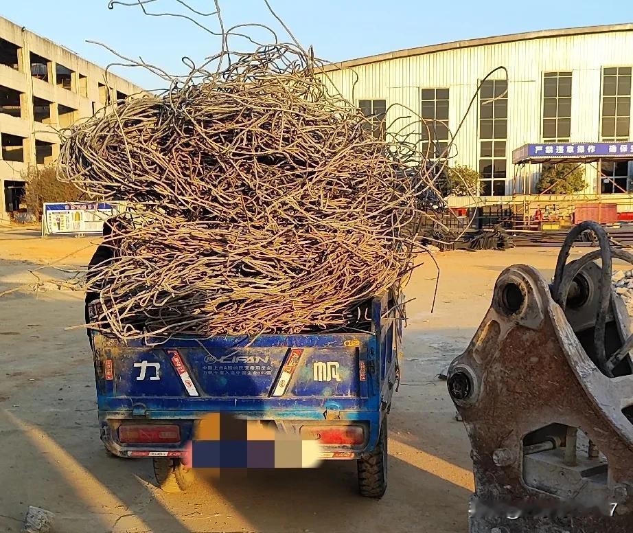 十几年前的房子，钢筋含量确实是低！
接触的个改造项目，因为改变了建筑使用功能，楼