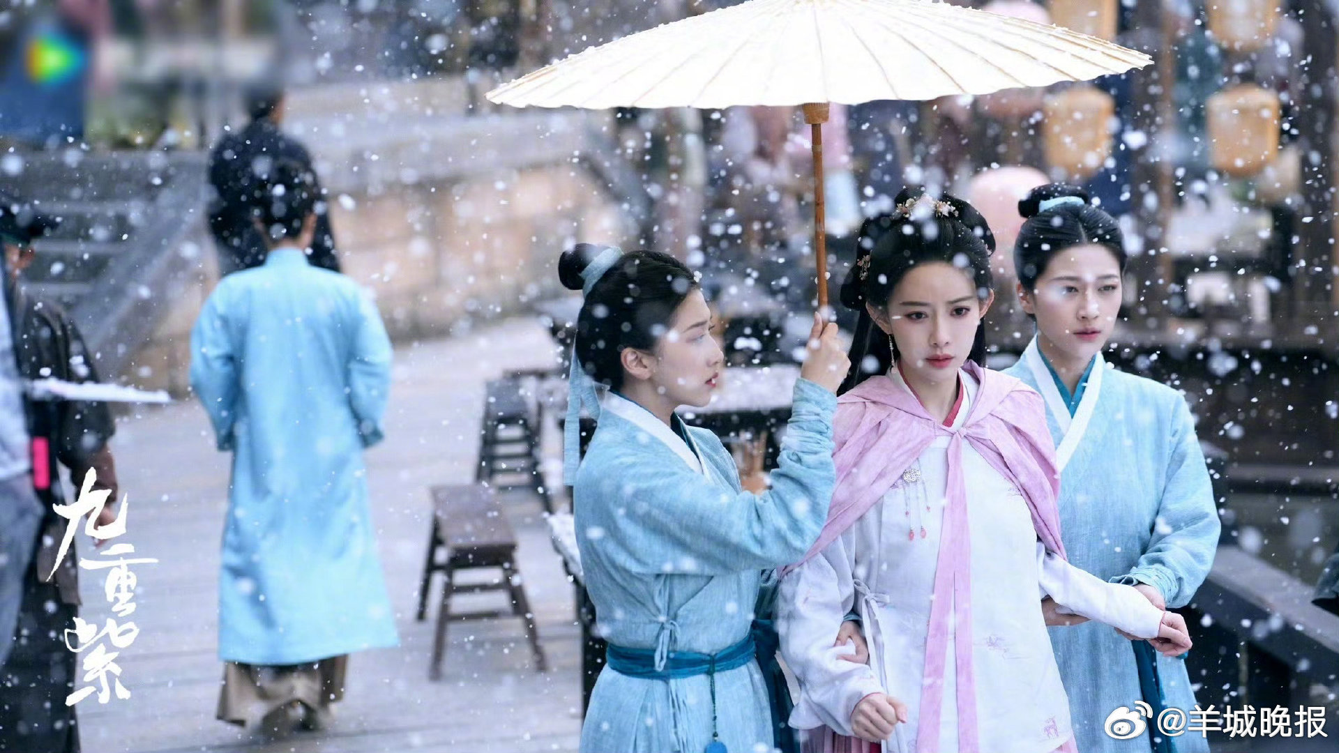 【盘点拍好下雨天撑伞照的极致构图】下雨天从来不是拍照的天敌，反而是氛围感写真的绝