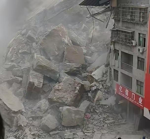巡查途中山体传来异响，网格员当场察觉不对劲，眼见碎石不断滚落，他立刻转身冲进楼栋