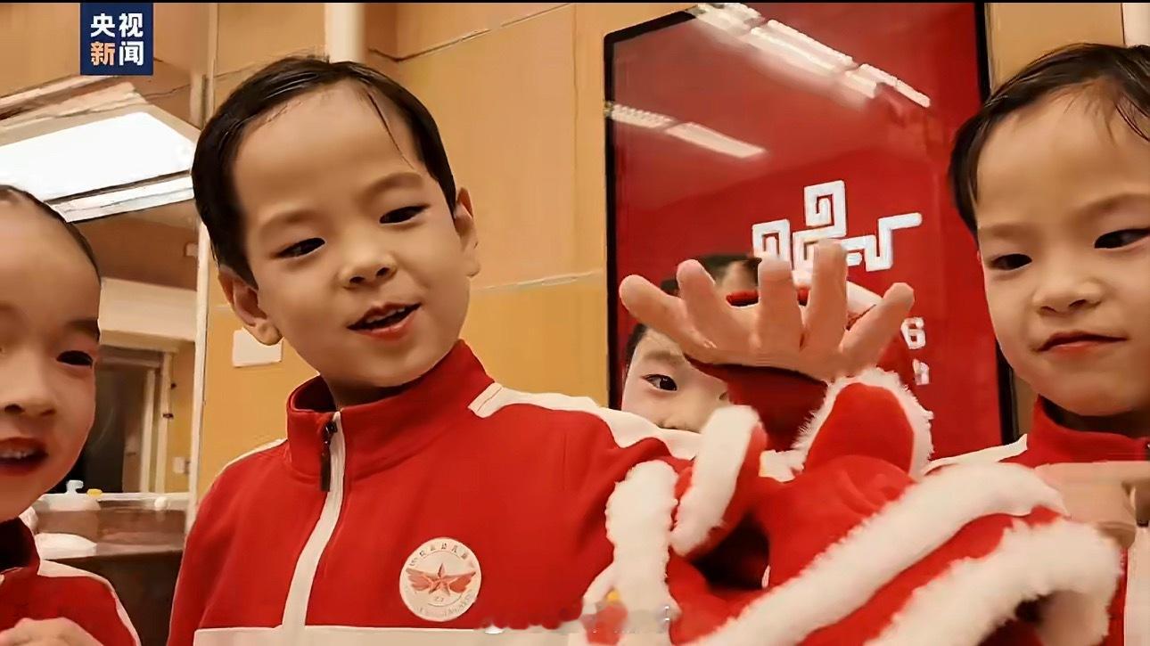 春晚后台的显眼包春晚还没开始就已经出现显眼包了，这显眼包还真是老少通吃呀社牛嘉宾