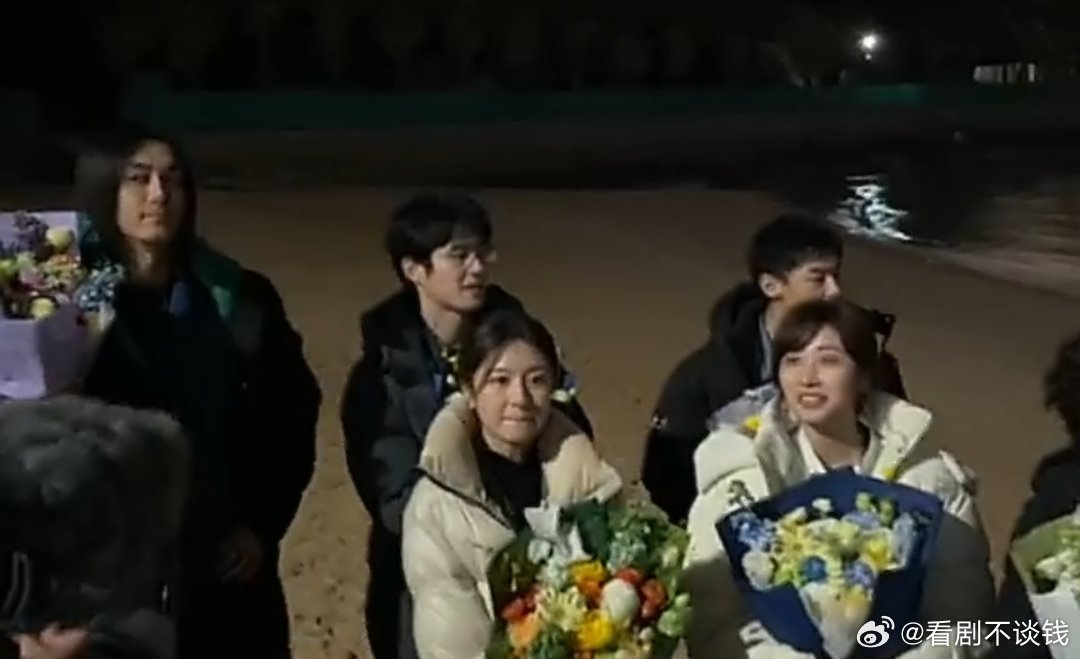 刘昊然李兰迪《海岛舒服日志》配角杀青合照来了期待全组杀青