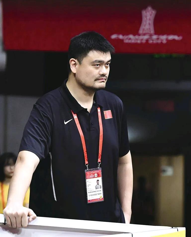 姚明也许并不适合当官员。
2017年2月姚明当选篮协主席。
在他任内，男篮退步明