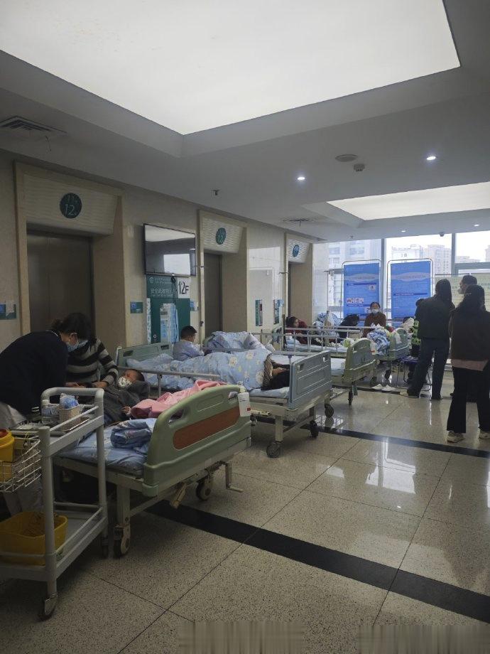 某三甲医院儿科，加床加到电梯口了[摊手]【延伸阅读】《如何用工程学手段，轻松预防
