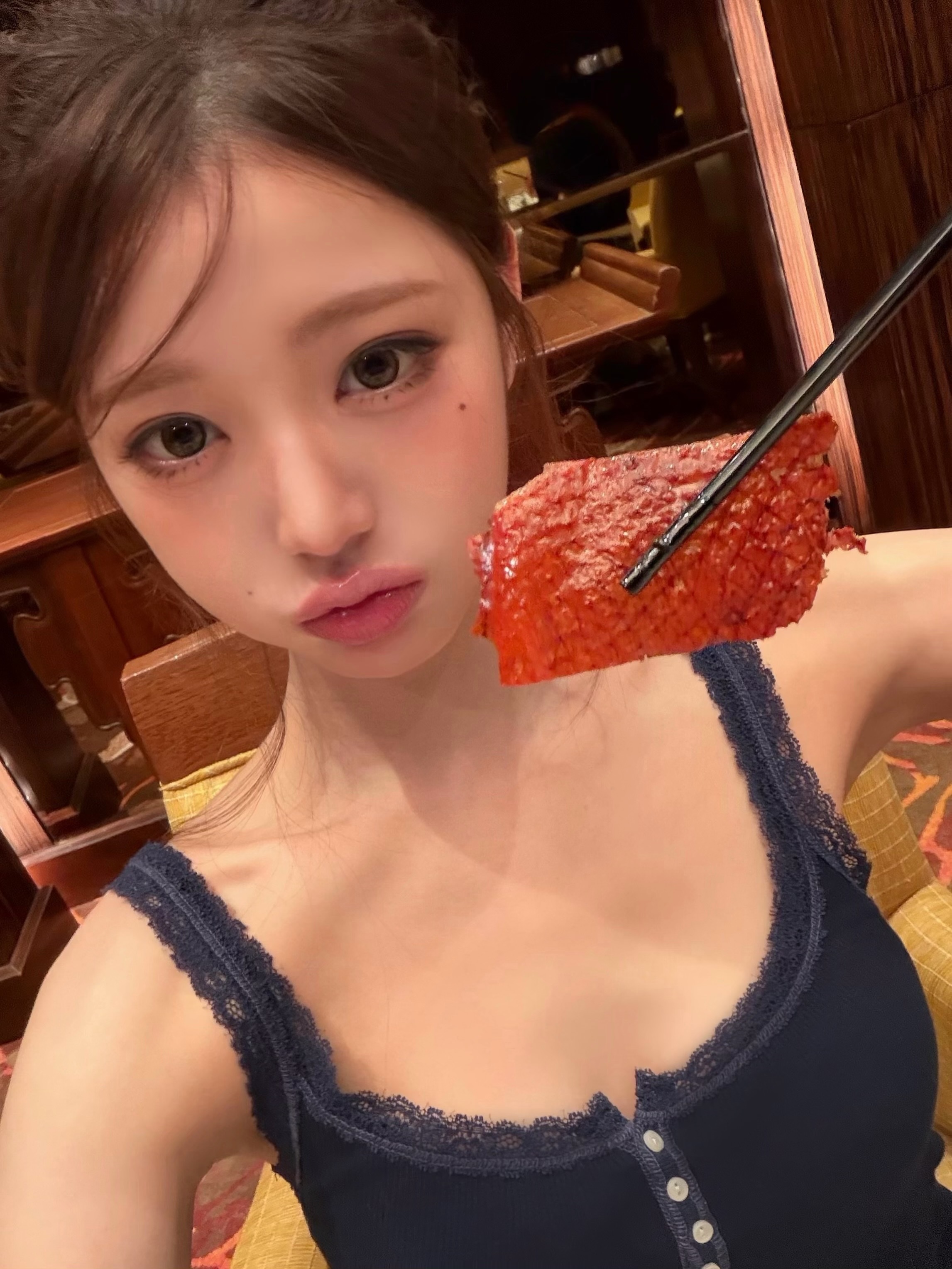 张元英晒烤鸭吃播 北京烤鸭宣传大使来支持了