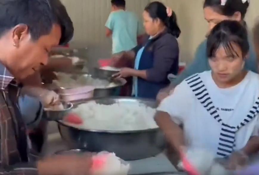 瑞丽工厂的缅甸人是真的能吃！

这些在瑞丽是打工的缅甸人，不论男女，个顶个的抱了