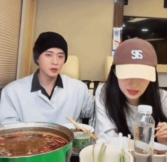 丞磊在飞机上帮王楚然剔牙半夜了我还在看成何体统 嘻嘻 