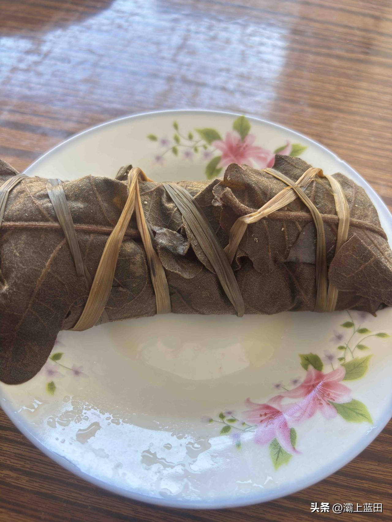 商洛这个槲叶粽子，第一次吃这个，这个和西安的粽子样子口感都不一样，这个不是很甜，