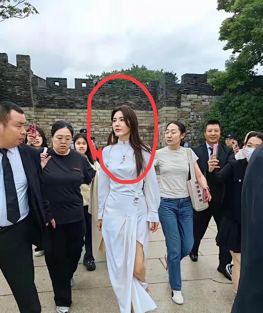 她是两百年难遇的美人，靠着美貌“征服”无数男人，如今49岁了，一直未婚，孑然一身