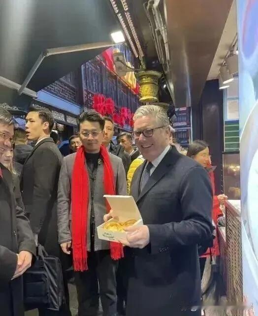 地点：上海
人物：英国首相斯塔默
时间：1月31日
事件：体验蝴蝶酥

照片中的