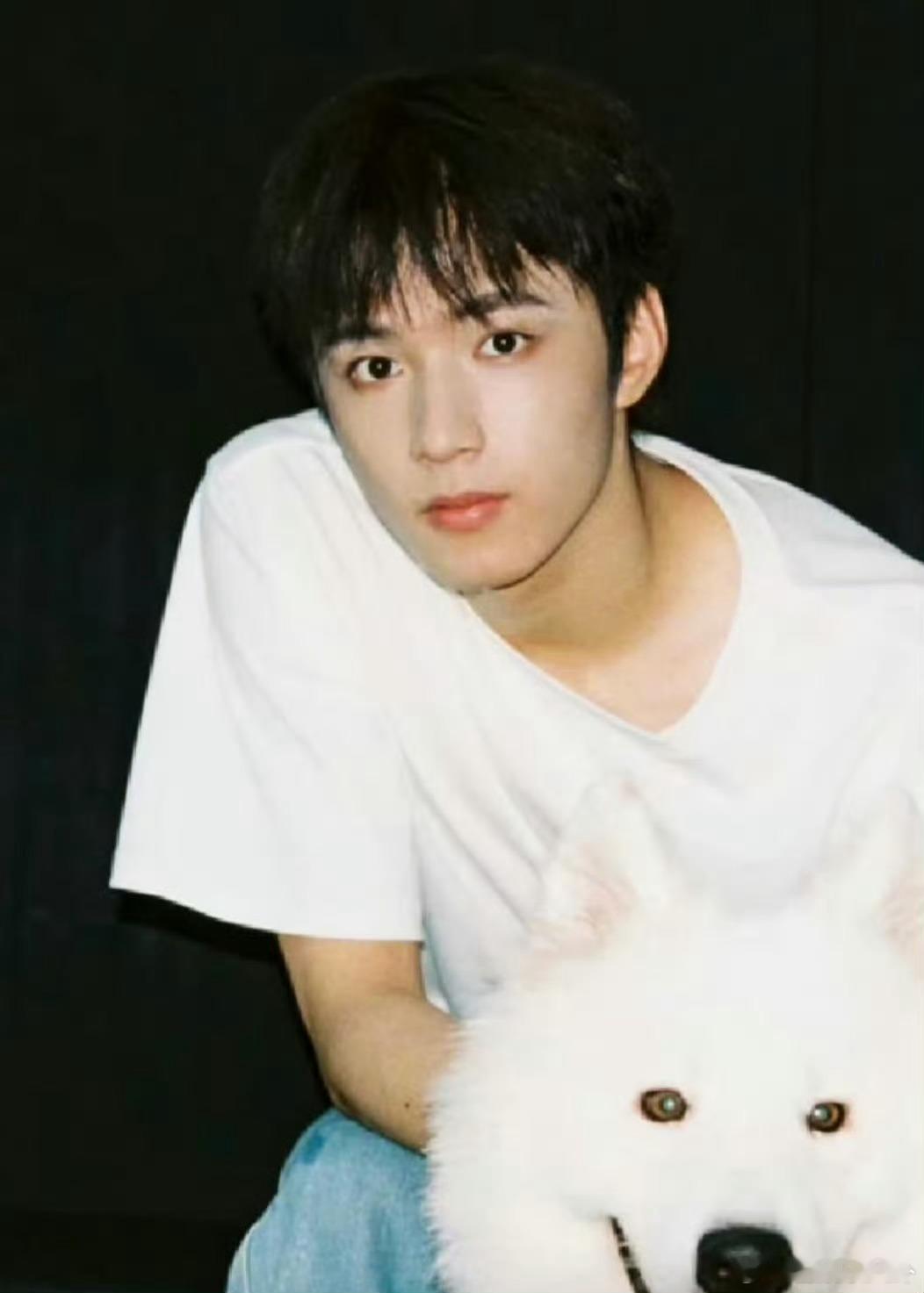 刘耀文：台上拽王，台下软妹（不是）🐶团综害羞躲互动，私下几百米外听到喊他，瞬间