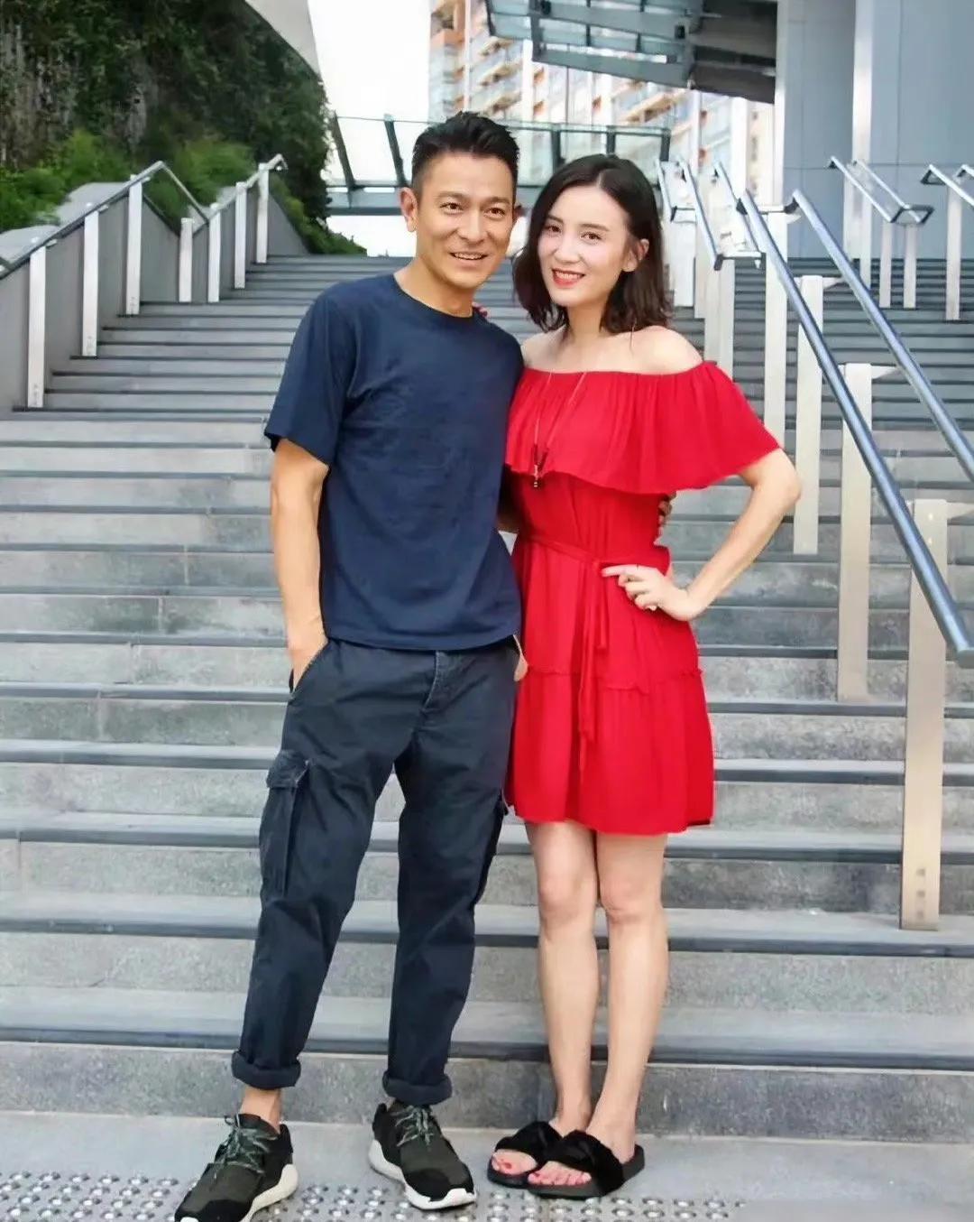 宋佳这一身红裙和华仔好搭啊！没想到穿着拖鞋的宋佳竟然和刘德华差不多高，华仔右手插
