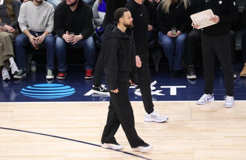 库里今天在场下上脚了爱德华兹的AE1 Low金州勇士