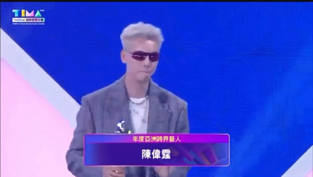 陈伟霆TIMA银发陈伟霆发色开出隐藏款谁被银发霆哥惊艳到！独特的发色自带故事感，