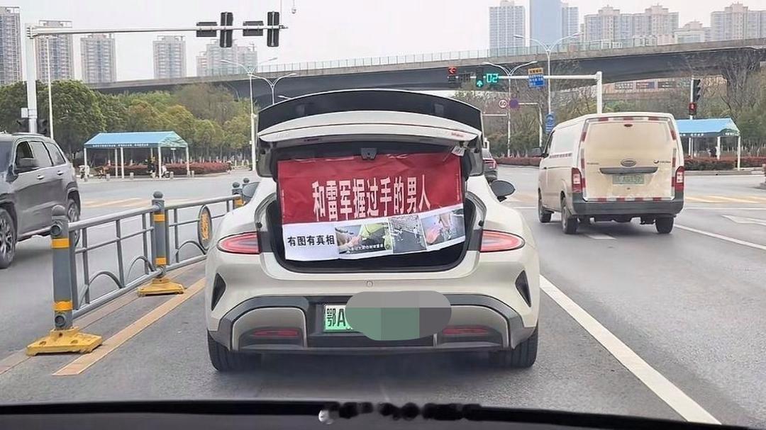 这样的行为正常吗？
大千世界无奇不有，唯独这位司机格外特别。一位驾驶小米电车的用