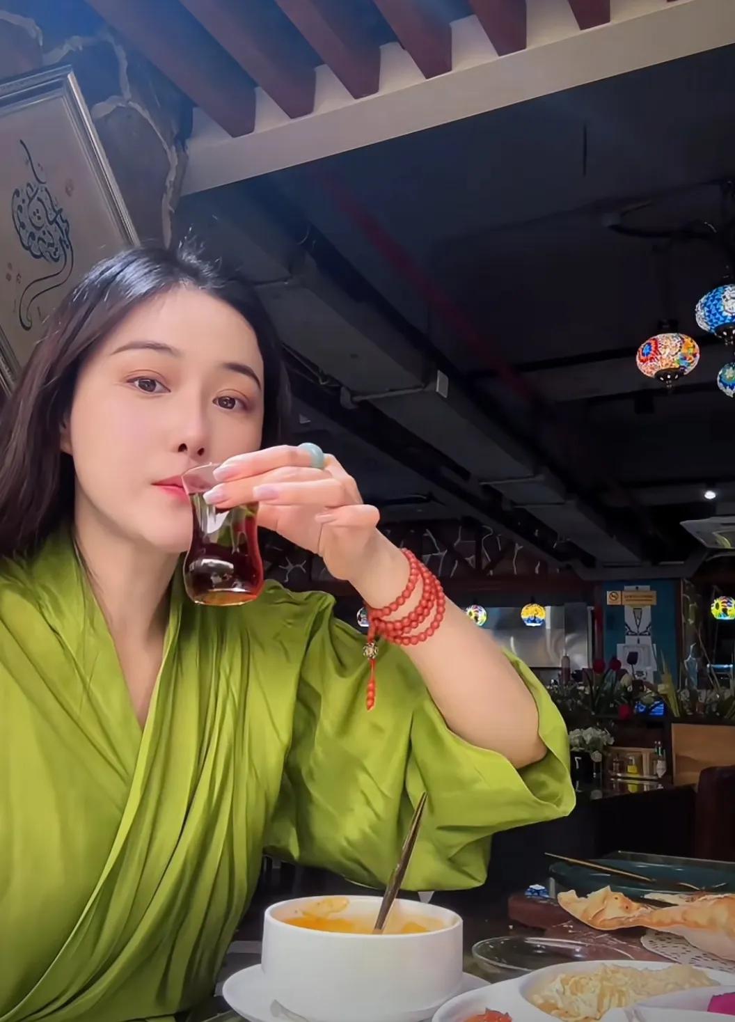 张馨予吃土耳其餐
看美女吃饭都是一种享受啊
张馨予真的太媚了
以前张馨予没结婚的