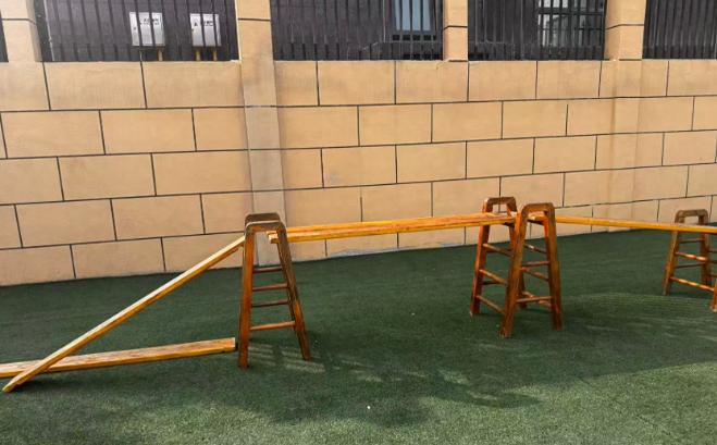 到底是谁的责任？孩子从幼儿园的独木桥上跌下，由于没有软垫导致孩子骨折，明明已经与