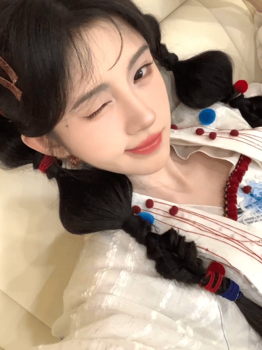 鞠婧祎 鞠婧祎看到粉丝淋雨哭了 鞠婧祎姜黎非 话筒喜欢歌声里的每分热血·✧𝘼 