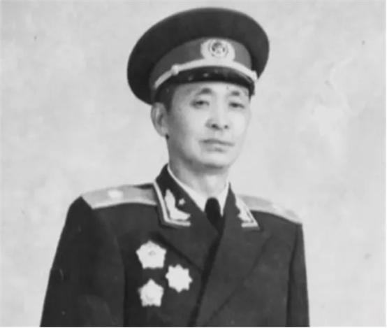 开国将军里藏着一位“异类”——别人功成名就后享尊荣，他却在人生巅峰急流勇退；别人