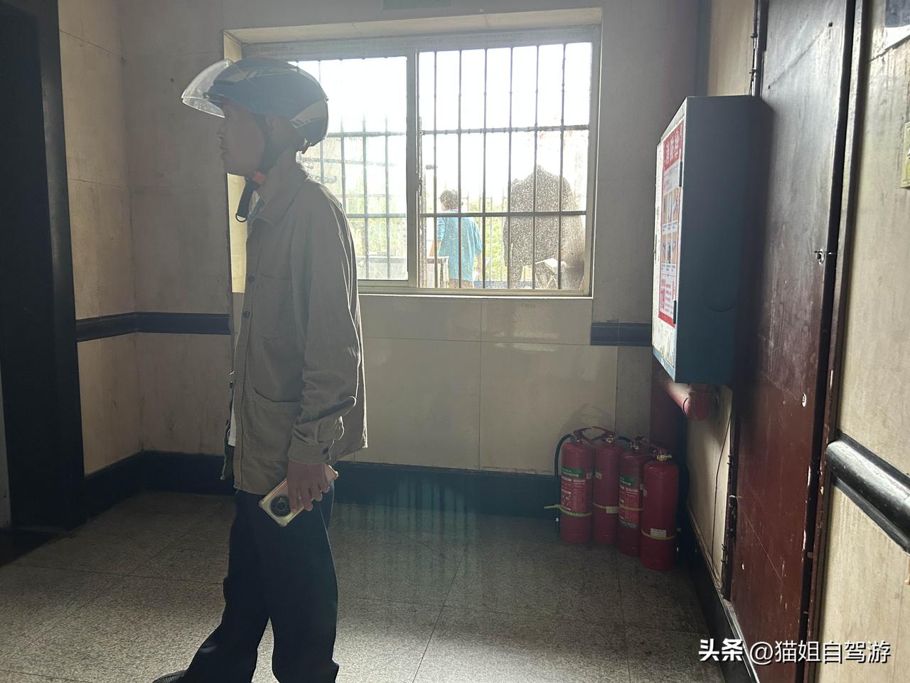 做了一件小小的好事，但是现在却在后悔中！
进我们小区有两个关卡，门卫一个，大楼进