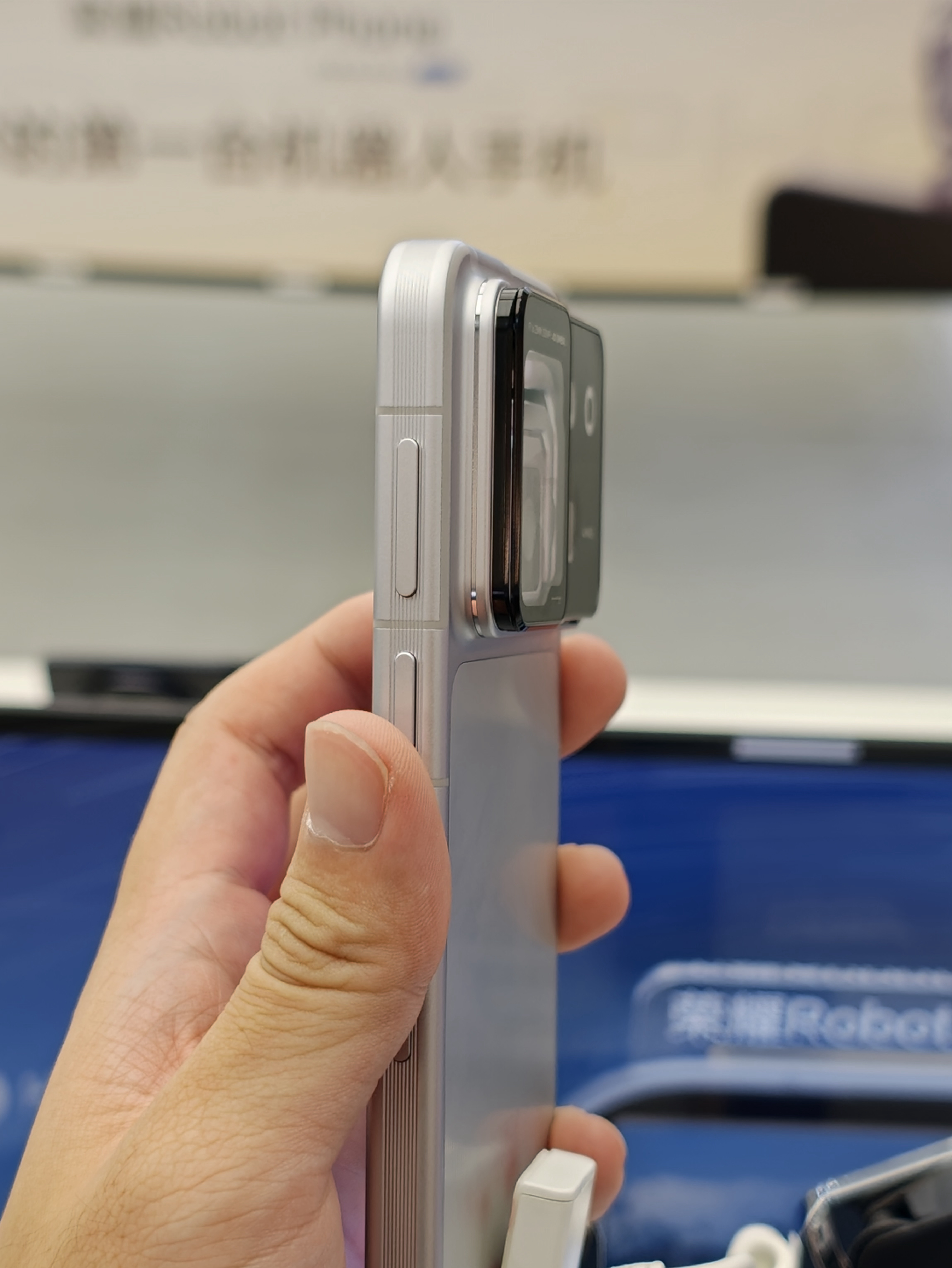 来线下店盘一盘荣耀 Robot Phone