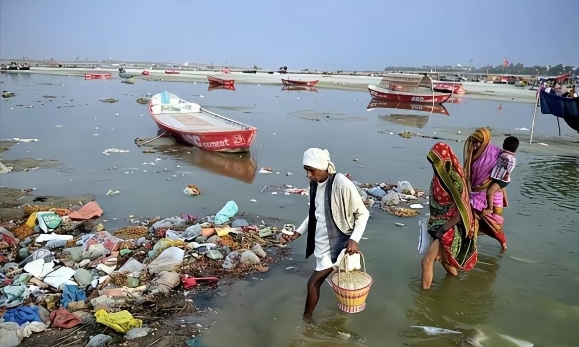 印度之所以恨中国，说白了还是嫉妒，因为在1981年，1982年，印度GDP都无比