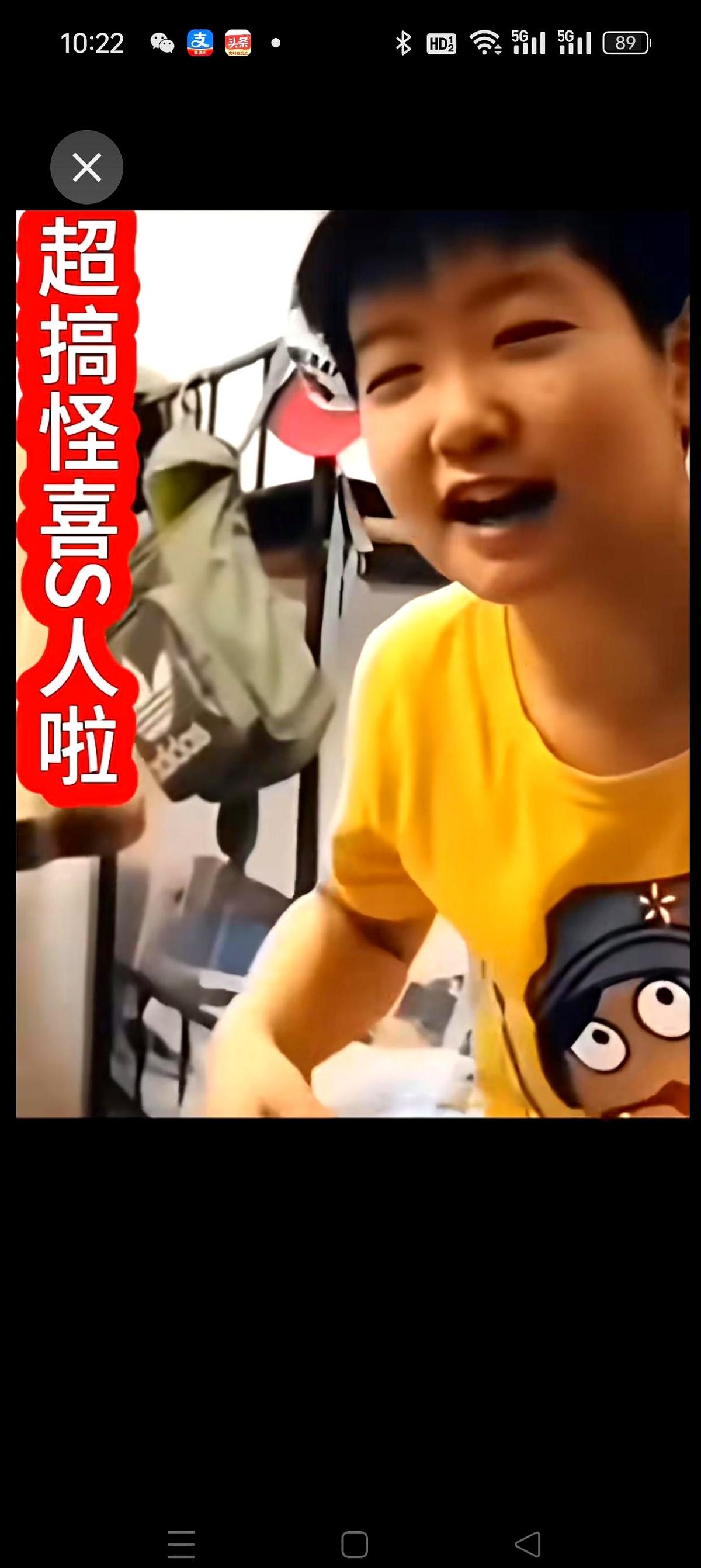 孙颖莎这人，反差感真的绝了！

场下就是个活泼搞怪的小姑娘。

一上场，眼神都变