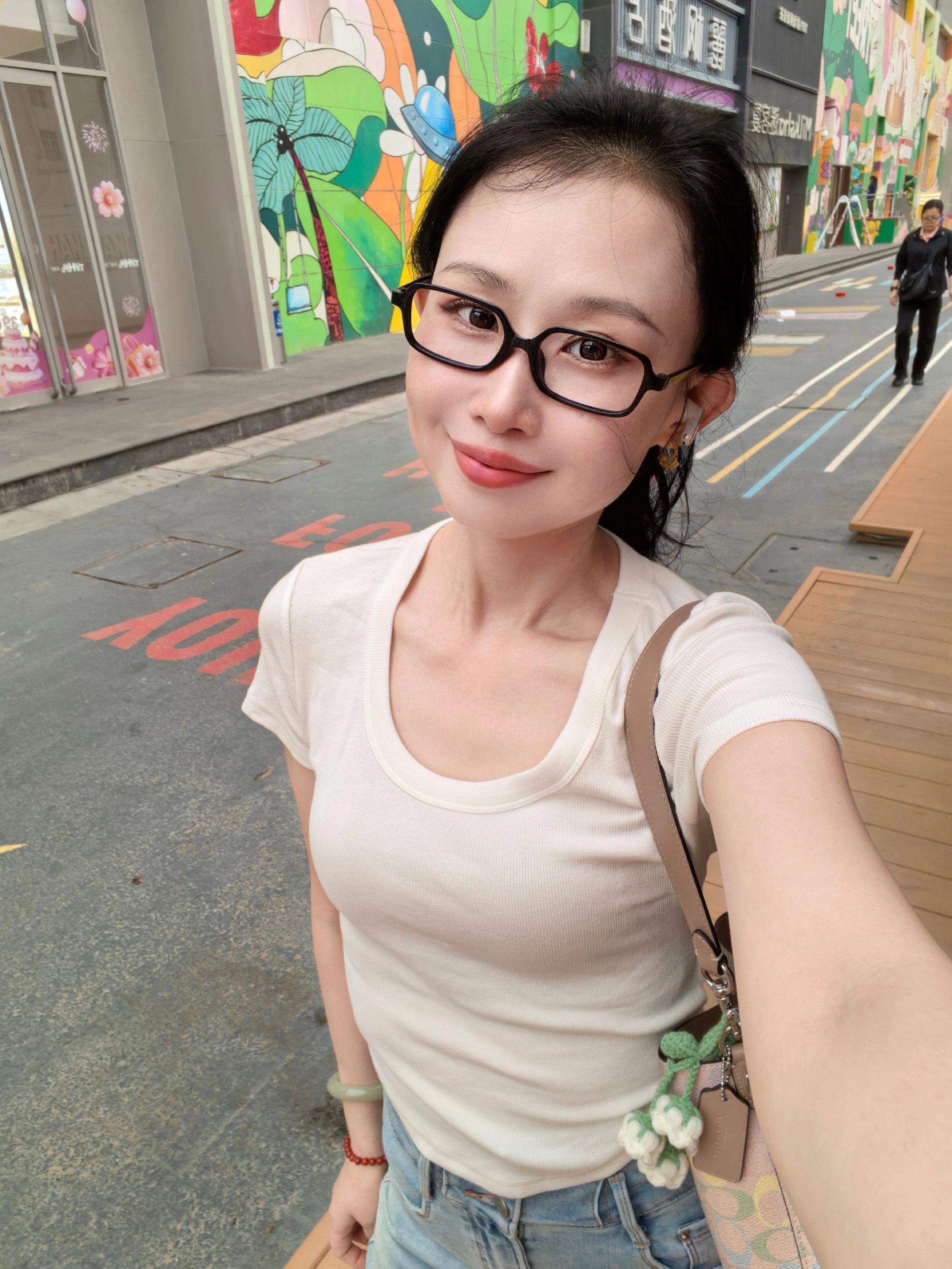 蜜妮。42岁，人生第一次抢演唱会门票，很幸运10秒拿下 6月12日，蔡...