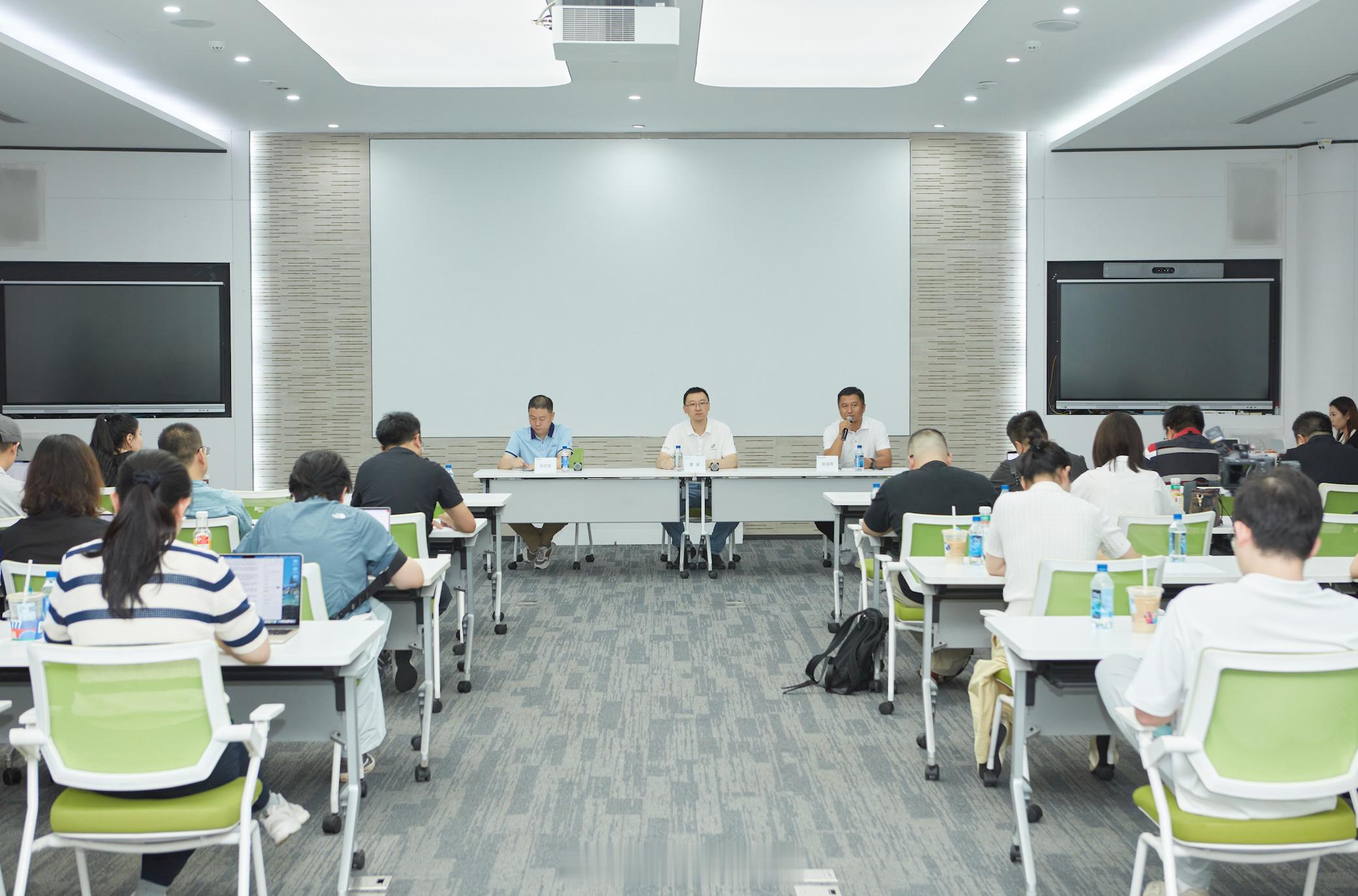 OPPO 精益联盟新一轮课程在东莞开讲，由 OPPO 专家和多家手机供应链企业负