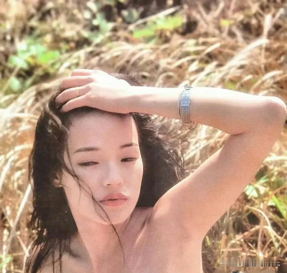 有些女人还是得经过岁月的沉淀，才能展现出她的美。

比如说舒淇。

你看她年轻的