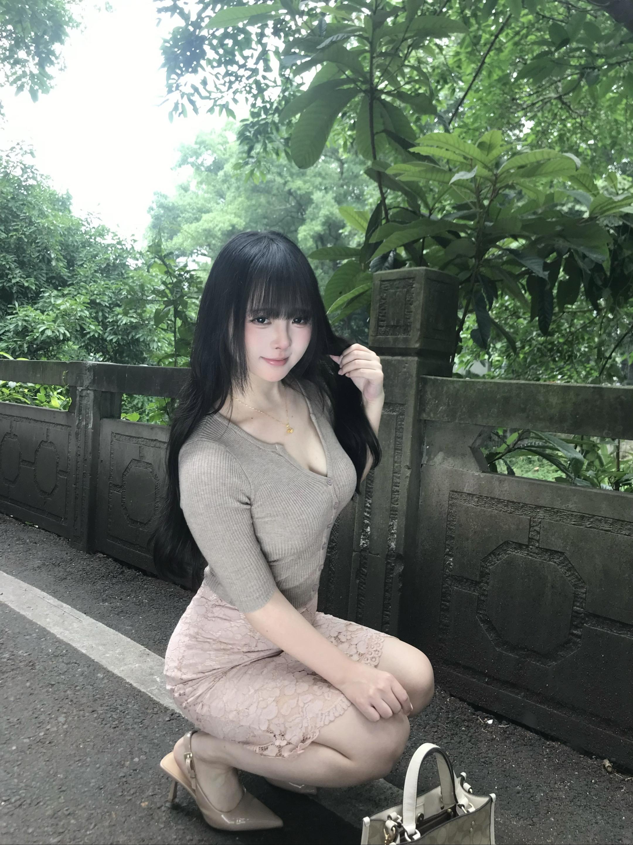 哥哥 我总是拎不清 自己在你心中的位置 树叶只有树 树有很多叶 或许本...
