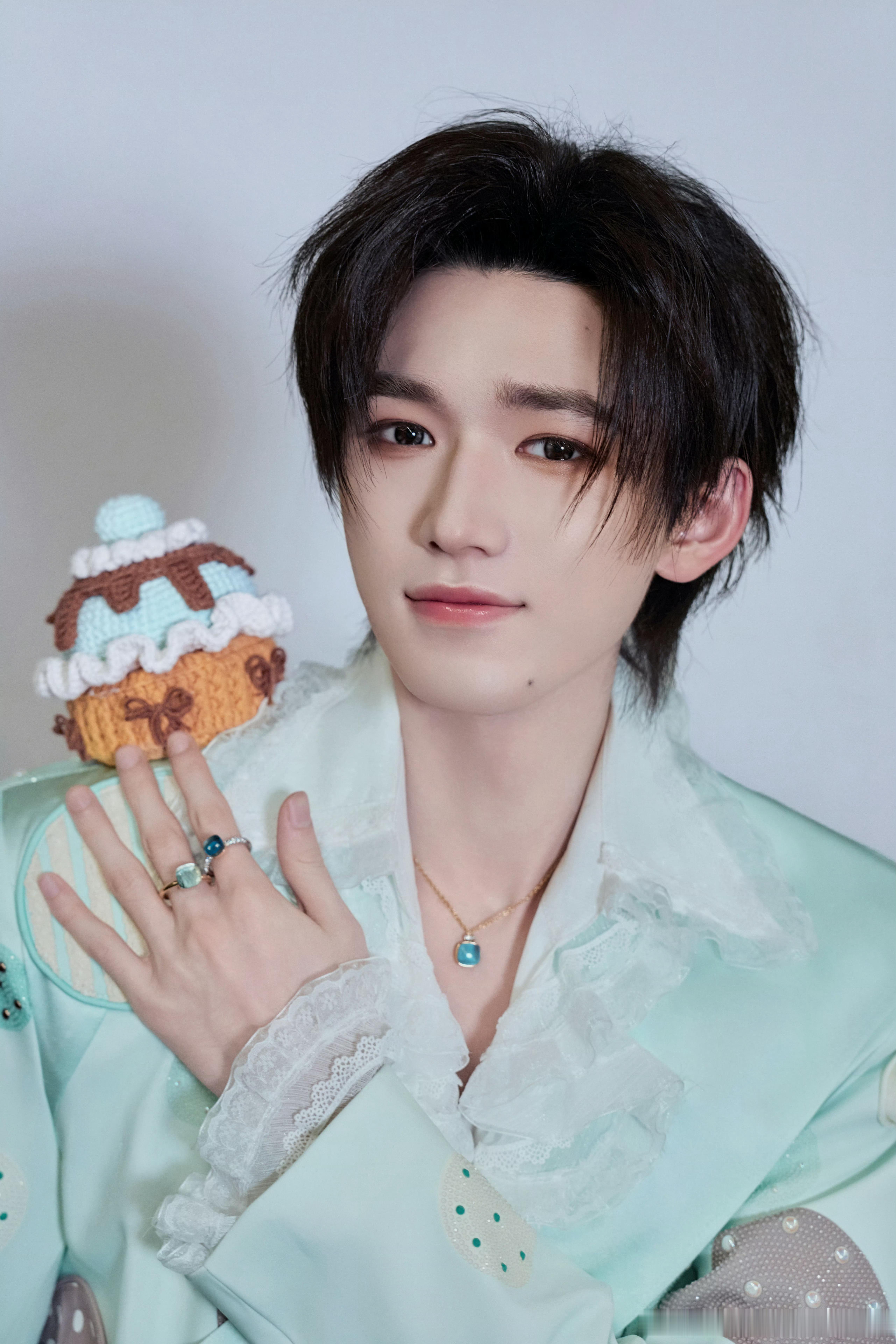 宋亚轩这三个伴舞扮的是珍珠吗哈哈哈原来如此，好抽象啊 