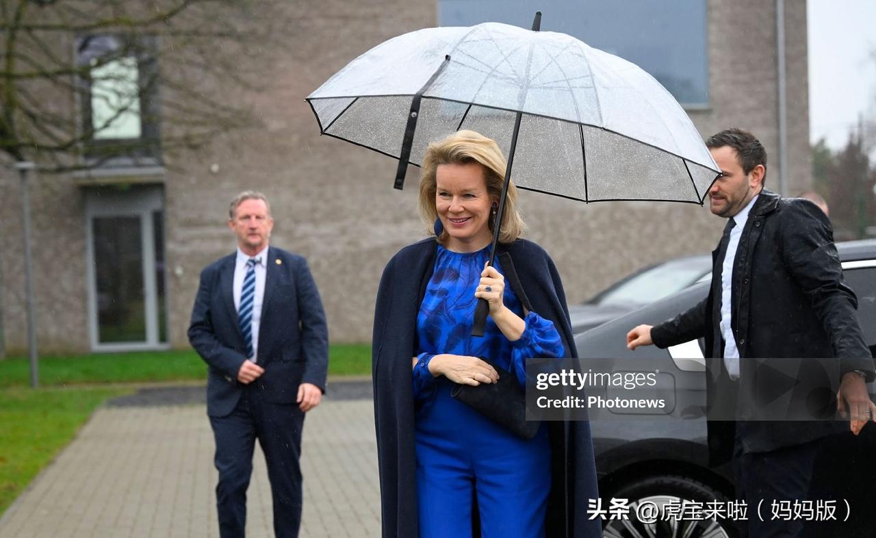 马蒂尔德王后探望非营利组织下的青少年关爱部门，宝蓝色套装来自钟爱品牌Natan！