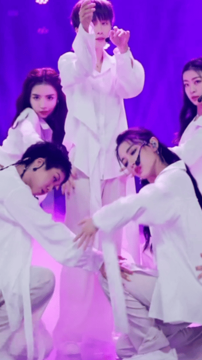 当摇滚女王遇上潮流先锋，#刘忻刘雨昕妈生舞台twinqueen# 携手演绎，不仅