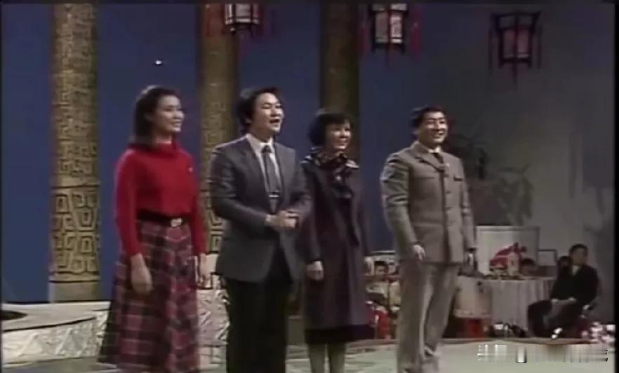 1984年春节联欢晚会的四位主持人，只认识右一的姜昆，其他的两位女主持人和一位男