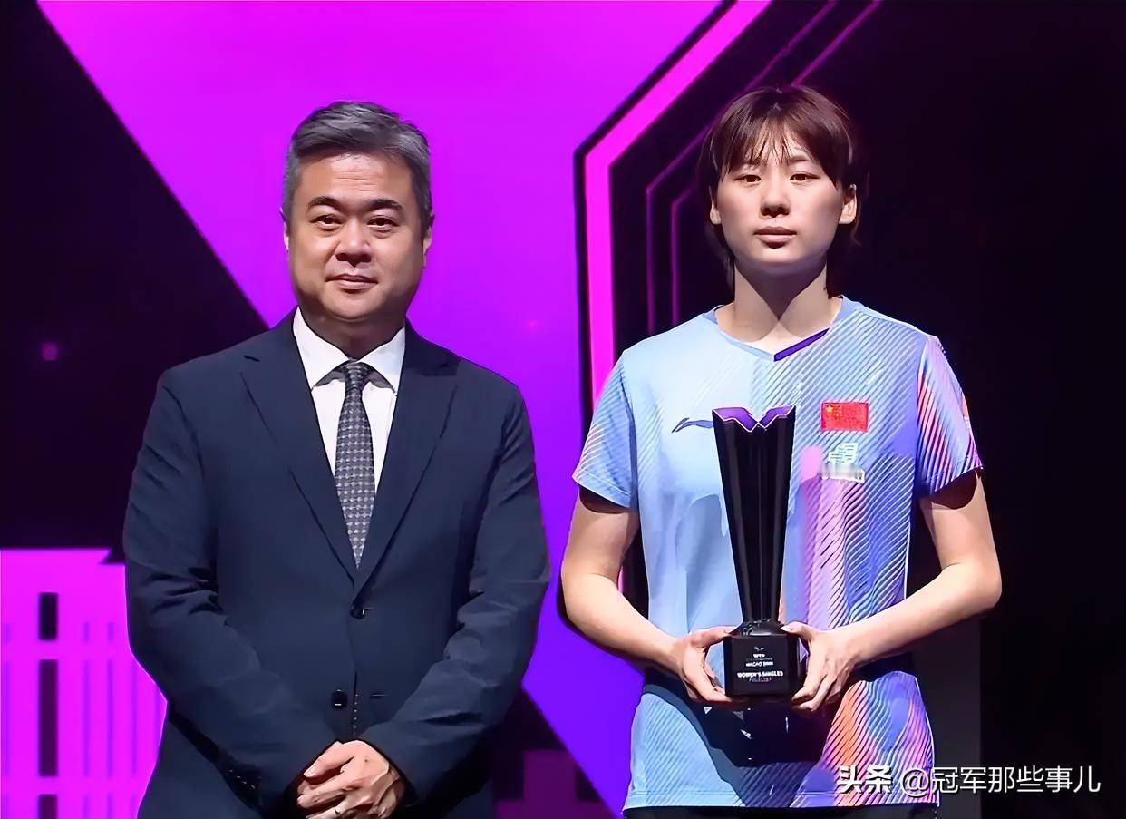 9月13日，澳门冠军赛女单决赛打完，陈熠拿了亚军。但比奖杯更值钱的，是她终于跨过