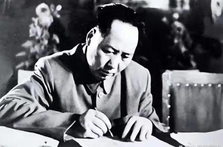 1998年晚秋，91岁的杨尚昆坐在藤椅上，和几位来探望的老战友聊天。说着说着，有