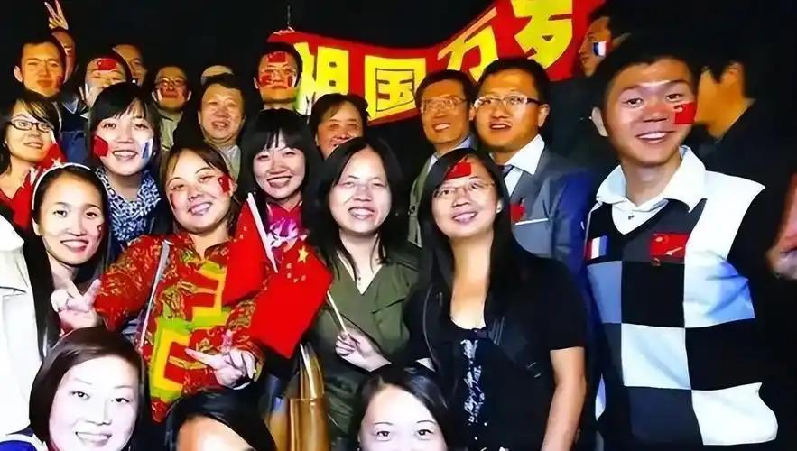 我有个在日本的朋友回国了，我问他："现在局势紧张，日本人怕打仗吗？" 他摇摇头说