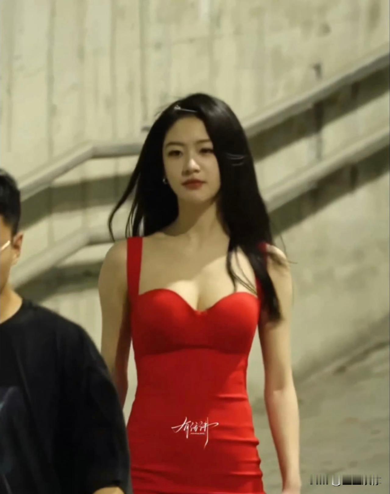 向涵之曾是《百岁之好》里清新灵动的校园女神，如今一袭红裙亮相，气场全开，活脱脱一