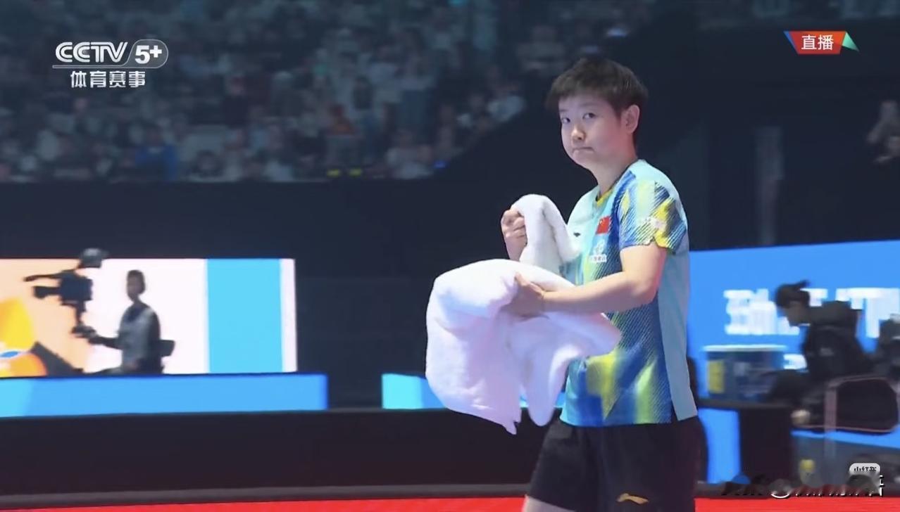 莎莎今天也穿上新的比赛服了，很好看。
亚洲杯比赛今天开始了，莎莎和叶伊恬的比赛是