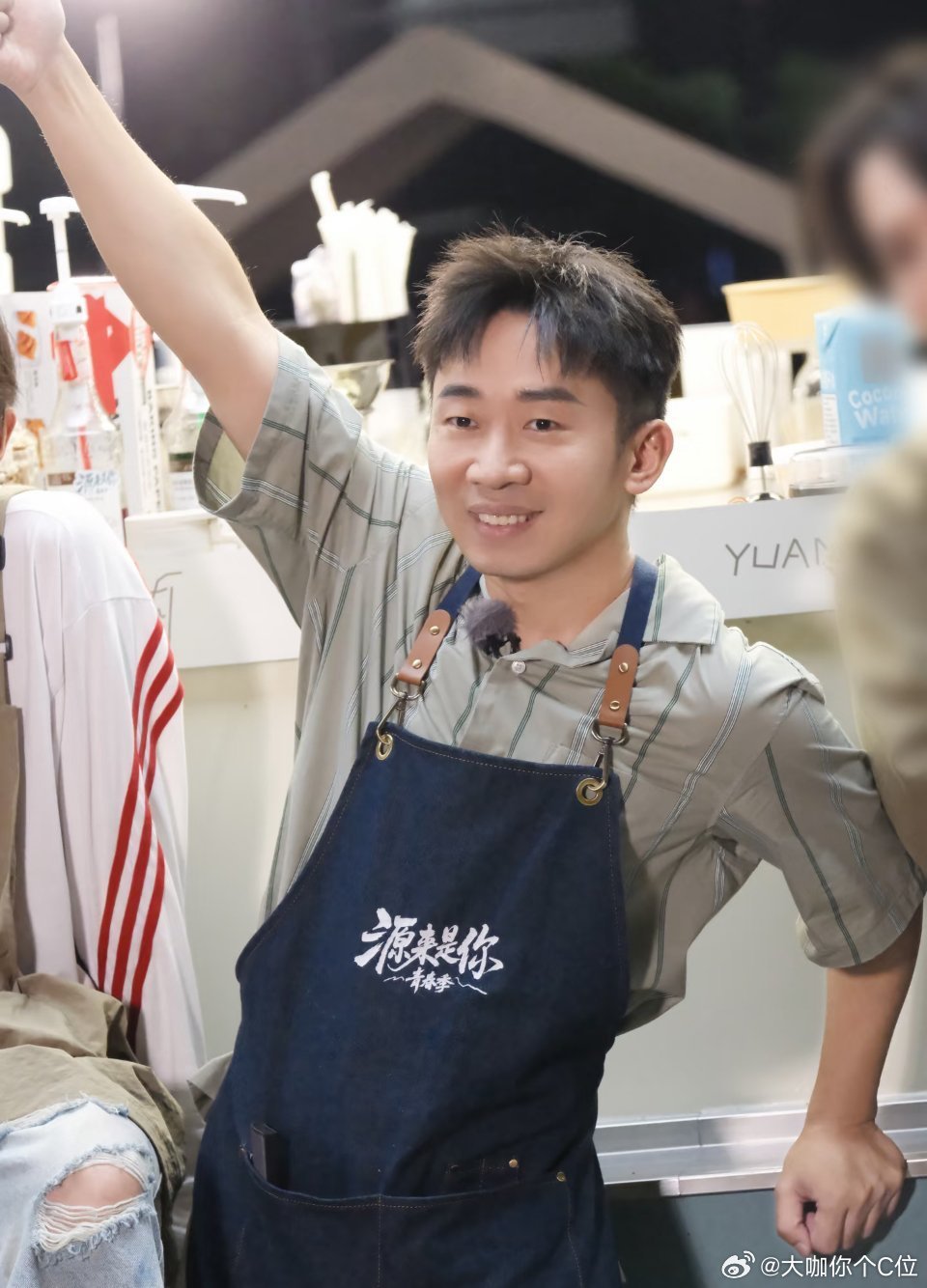 杨迪徒步讨水喝杨迪徒步香港麦理浩径轻信补给充足，没带水导致11公里就缺水虚脱，放